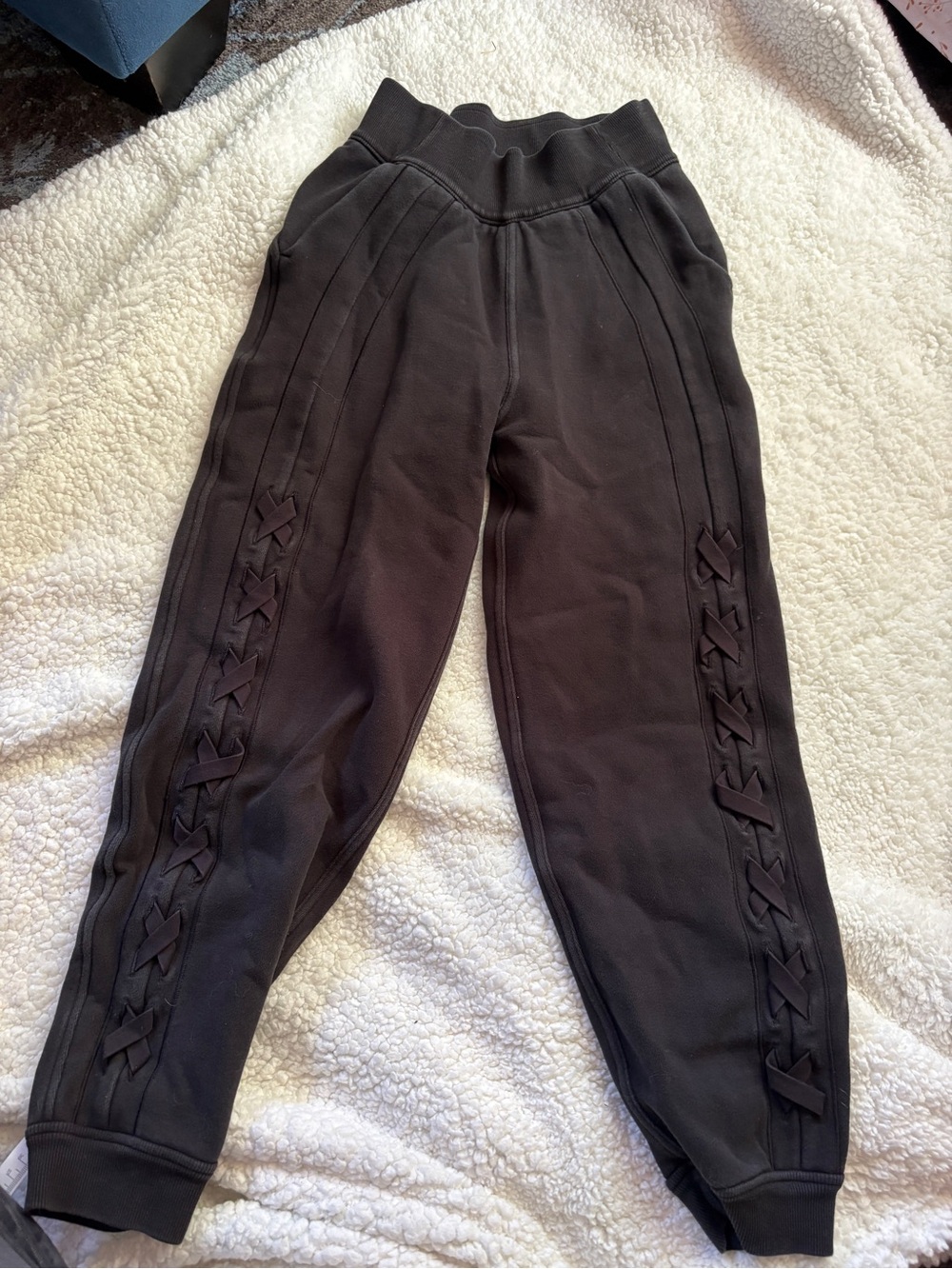 Lululemon size 0 Black Lace-Up Side Joggers